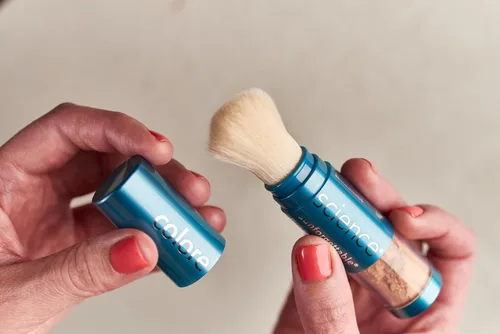 Vista 2 de Colorescience Polvo Mineral Protector Solar Aplicado con Cepillo para Piel Sensible