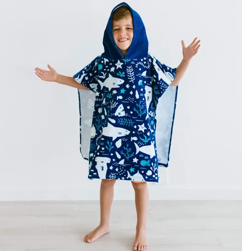 Vista 2 de Baba & Bear Toalla con capucha para niños, cubierta de traje de baño para playa, piscina, baño (tiburón)