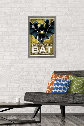 Vista 2 de Trends International DC Comics Batman - Póster de pared del 80 aniversario, 14.725 x 22.375 pulgadas, versión enmarcada de madera de granero Versión