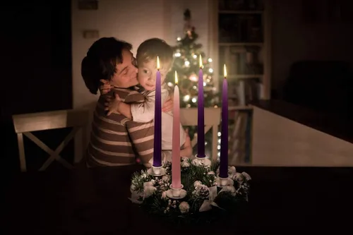 Vista 2 de Corona de Adviento de Navidad con cinta plateada, coronas de adviento para decoración de centro de mesa, portavelas de adviento y decoraciones