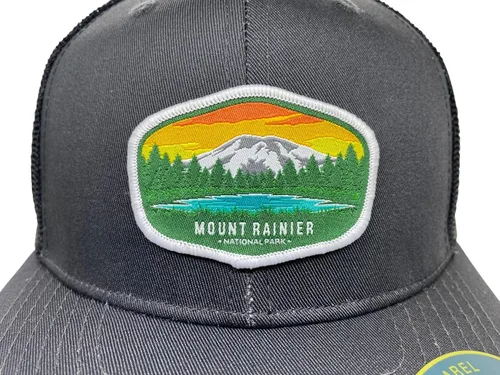 Vista 4 de Gorra de béisbol Mount Rainier Trucker con parche tejido de parque nacional