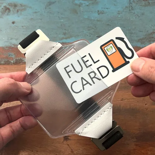 Vista 4 de Portavisor Resistente para Tarjeta de Combustible con Bolsillo de Vinilo Transparente - Accesorios para Camión y Automóvil para Interior - Licencia