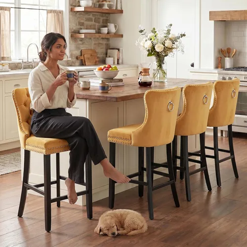 Vista 216 de SoarFlash Juego de 2 taburetes de bar tapizados de terciopelo moderno con patas de madera, botones acolchados, cabeza de clavo cromada, asiento