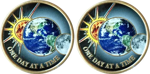 Vista 8 de One Day at a time, universo, dol, luna, tierra medallón de color chip con oración de serenidad