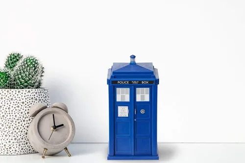 Vista 5 de Doctor Who Electronic Tardis Talking Money Bank - Cuenta con efectos de voz y sonido, luz de linterna intermitente y puertas delanteras de apertura