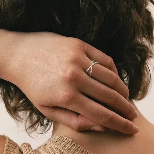 Vista 6 de Diamday Anillo en X chapado en oro de 14 quilates con circonita cúbica brillante apilable, anillos de boda con diamantes de imitación cruzados