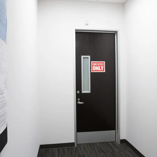 Vista 4 de BAZIC Products Letrero No Intercambios No Se Devuelve El Dinero, 9 x 12 pulgadas, resistente a la intemperie, para tiendas y oficinas y puertas