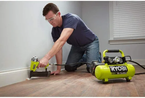 Vista 7 de RYOBI 18V ONE+™ Compresor de aire de 1 galón