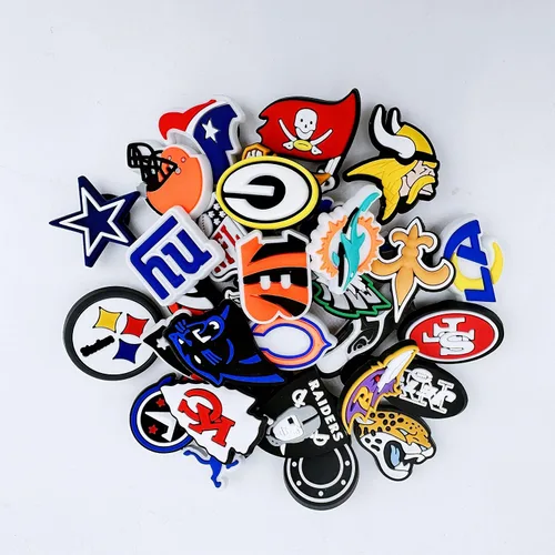 Vista 2 de Yagulro 32 piezas de decoración de zapatos de equipo de fútbol Dijes de PVC lindos alfileres de zuecos pulsera de zapatos pulsera de fiesta
