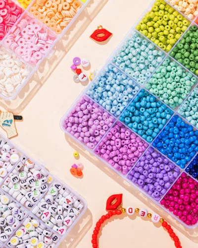 Vista 5 de Goldwise Kit de pulsera de la amistad, 3 cajas, 6240 piezas, 48 colores, kits de fabricación de pulseras con cuentas de arcilla, 2880 cuentas