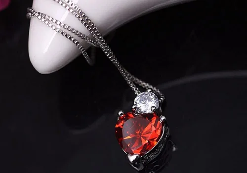 Vista 3 de Juego de joyas de collar y aretes de corazón rubí