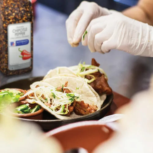 Vista 3 de McCormick Culinary Pimiento chipotle triturado, 16 onzas, un recipiente de 16 onzas de condimento de pimienta chipotle seca para un sabor dulce