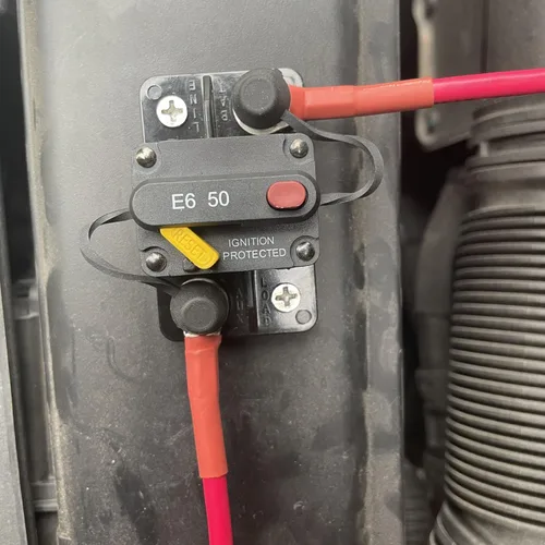Vista 2 de E69 Interruptor de circuito de 10 A T3 con restablecimiento manual Mini de montaje en superficie IP66 Interruptor conmutable de 10 A