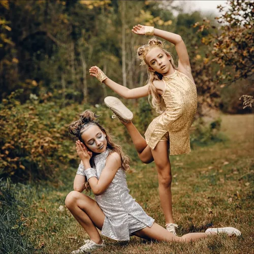 Vista 3 de LOLANTA Vestido de baile de lentejuelas para niñas de 4 a 12 años, traje de baile de hip hop, sin mangas y pantalones cortos