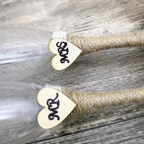 Vista 3 de Juego de 2 copas de champán rústicas, copas de champán Mr y Sra., copas de champán para novia y novio, copas de brindis de boda, vasos grabados