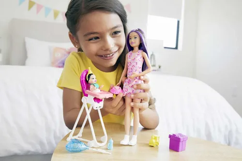 Vista 2 de Barbie Skipper Babysitter Inc - Juego de alimentación de cumpleaños con muñeca Skipper, muñeca de bebé que cambia de color, silla alta y accesorios