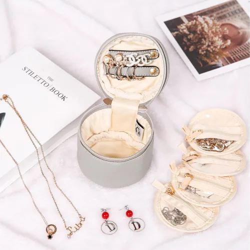 Vista 6 de Angelina's Palace Estuche organizador de joyas redondo, bolsa de viaje, regalos de dama de honor, caja de cuero vegano para collar, aretes, pulsera