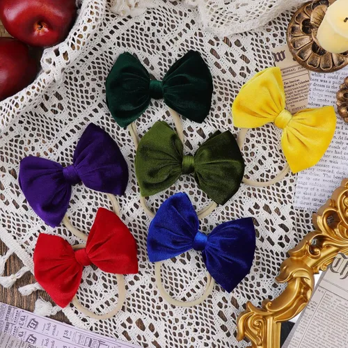 Vista 4 de YanJie Lazos de terciopelo para bebé niña, diademas de nailon suaves para recién nacidos, diademas hechas a mano para bebé, accesorios