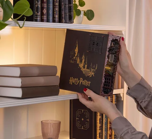 Vista 9 de Revell Harry Potter Diagon Alley 3D Book Nook Kit de rompecabezas de madera