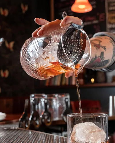 Vista 5 de Piña Barware 's The Bender - Colador comercial de acero inoxidable con mango doblado estilo Julep para barra de cóctel, acabado cepillado