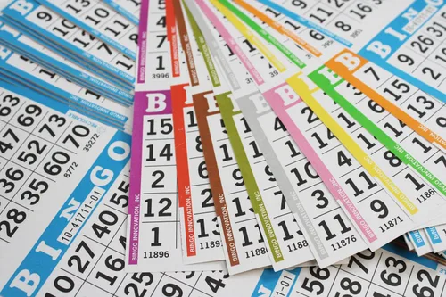 Vista 3 de Libros de bingo – 1 cara, 10 páginas cada uno, 100 libros de juegos desechables – Hojas de papel reciclable para marcador para personas mayores