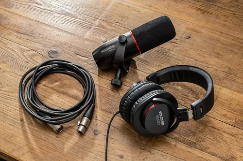 Vista 2 de Focusrite Kit de transmisión de Vocaster, micrófono dinámico de calidad de transmisión y auriculares cerrados para podcasters, micrófono