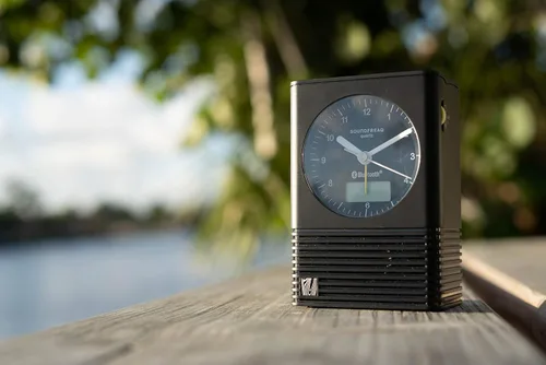 Vista 8 de Soundfreaq Sound Rise Classic, SFQ-14: Radio despertador de cabecera y altavoz Bluetooth, con reloj analógico, radio FM, puerto de carga USB