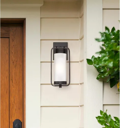 Vista 6 de Westinghouse 6114400 Galtero - Lámpara de pared contemporánea de una sola luz para exteriores, negro mate y acabado de aluminio envejecido, vidrio