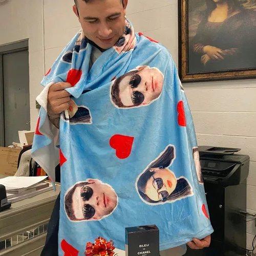 Vista 4 de Manta personalizada de fotos y textos para bebés, niños y adultos. Manta facial de forro polar personalizada, regalos personalizados para perros