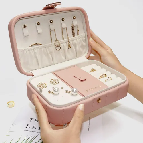 Vista 4 de KAMIER Joyero de piel sintética Joyero acolchado de diamante de viaje con espejo para anillos, aretes, collar, organizador de joyas portátil