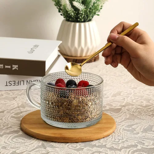 Vista 4 de Tazas de café vintage, contenedores de avena nocturna con tapas y cucharas de bambú - Tazas de vidrio claro grabado de 14oz, lindos accesorios