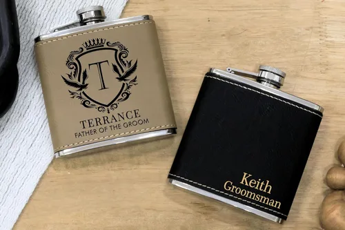 Vista 2 de Frasco personalizado para regalo de boda. Regalo personalizado para bebidas. Frasco de cuero sintético grabado para padrinos de boda (negro y dorado)