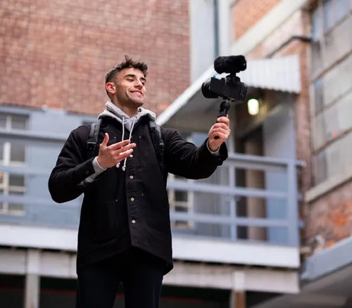 Vista 8 de Sennheiser Professional MKE 400 Micrófono tipo escopeta para cámara con conectores TRS y TRRS de 3.5mm para DSLR, sin espejo y móvil, se conecta