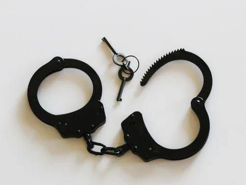 Vista 5 de Best Real Police, esposas de acero, color negro, modelo táctico de bajo control, incluye cerradura doble y 2 llaves, ideal para guardias