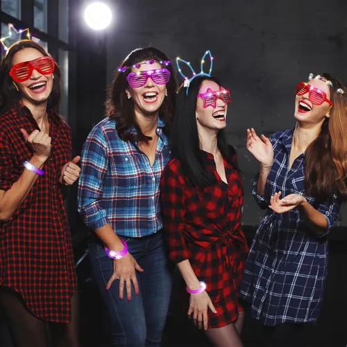 Vista 6 de ADXCO 60 piezas de suministros de fiesta que brillan en la oscuridad, recuerdos de fiesta de neón con luz LED, regalos de fiesta con gafas