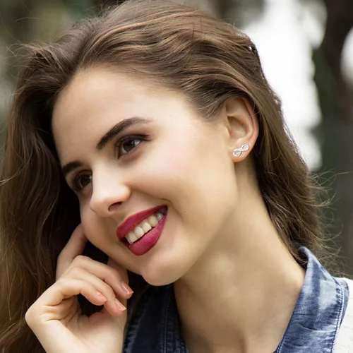 Vista 5 de Aretes de plata de ley 925 para mujer, diseño de infinito, corte redondo, circonita cúbica