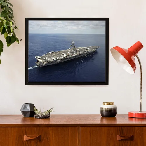 Vista 2 de Posterazzi El portaaviones clase Nimitz USS Dwight D. Eisenhower (CVN 69) está en marcha en la impresión del cartel del Océano Atlántico, (17 x 11)