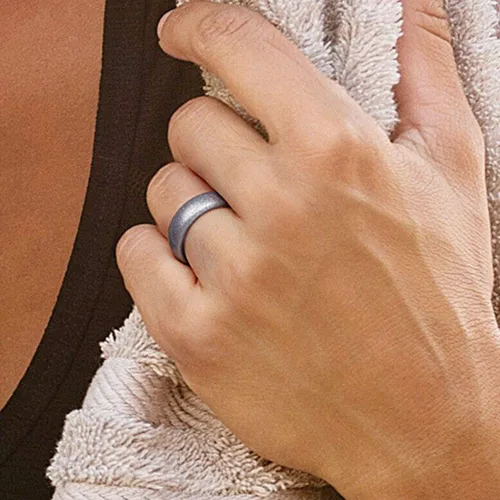 Vista 3 de ROQ - Anillo de boda de silicona para mujeres, alianzas de boda de goma asequibles, con purpurina y metálicos, oro rosa, plata, negro, azul