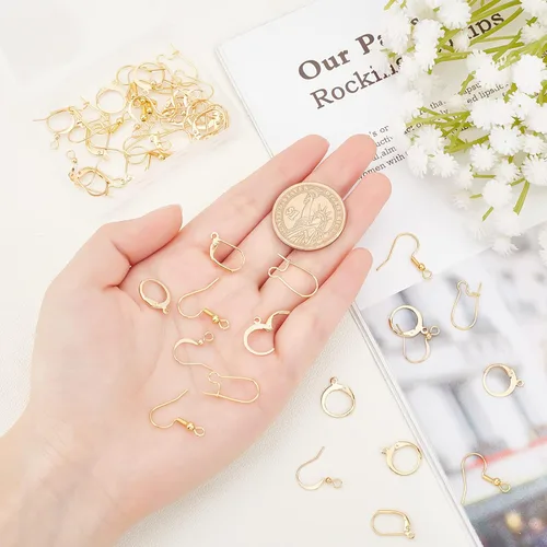 Vista 3 de Beebeecraft 50 ganchos para aretes de 5 estilos con bucle, chapados en oro de 18 quilates, ganchos para orejas de pez, arracadas con cierre de Dorado