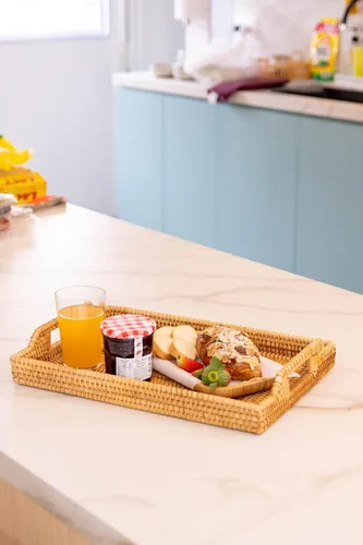Vista 5 de YANGQIHOME Bandeja de ratán tejida a mano de 14.6 pulgadas con asas, bandeja rectangular de mimbre para mesa de café, desayuno, bebidas, frutas