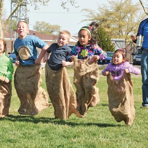 Vista 6 de Paquete de 4 bolsas de arpillera para carreras de sacos de patatas de 24 x 40 pulgadas, juegos de césped al aire libre para niños y adultos