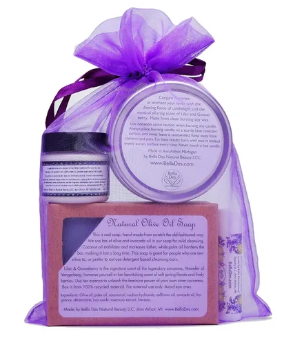Vista 2 de Bolsa de regalo lila y grosella espinosa Lata de vela de soja, bálsamo labial, jabón y crema Yennefer Scent of a Sorceress by Bella Des Natural