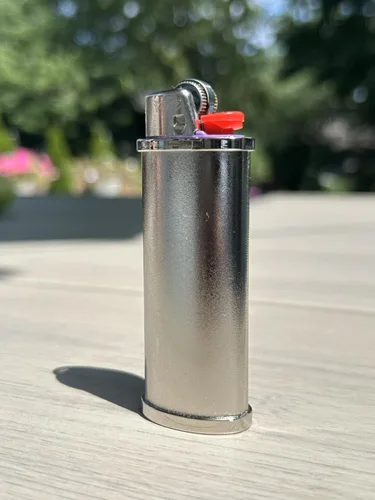 Vista 2 de DIYLuxury - Funda de metal para encendedor BIC Standard J6, EZ Reach Lighter, resistente, personalizable, reutilizable, funda individual