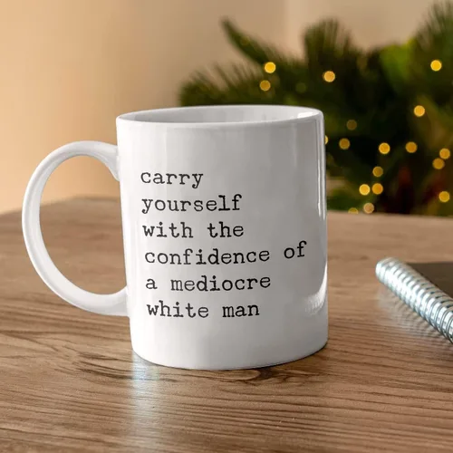 Vista 2 de Taza con texto en inglés «Carry Yourself With The Confidence Of A Mediocre White Man», divertida taza feminista, taza de cerámica tóxica para regalo