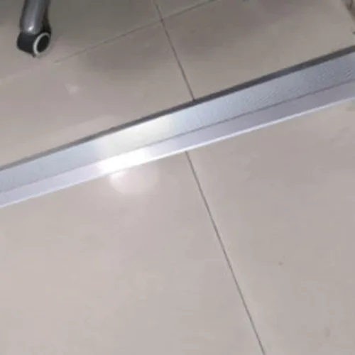 Vista 3 de Tiras de transición de aluminio para umbrales, reductor de rampa de umbral para puertas, baldosas de silla de ruedas, suelos de madera, borde