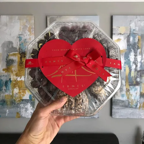 Vista 7 de Caja de nueces cubiertas de chocolate con caramelo, variedad surtida de nueces de chocolate, hamburguesas de nueces, almendras, racimos