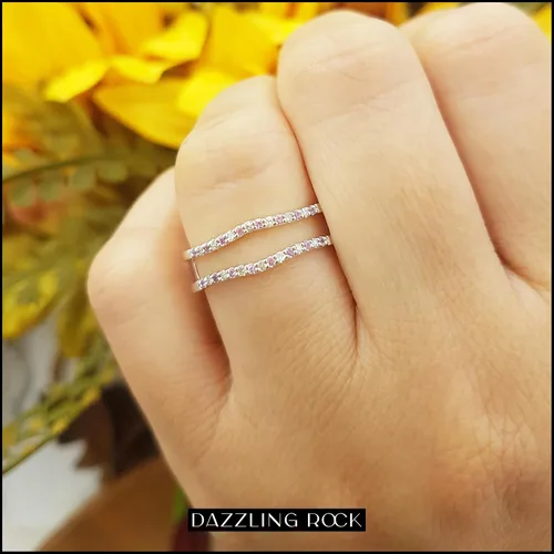 Vista 2 de Dazzlingrock Collection Anillo de protección redondo alternativo de zafiro rosa y diamante blanco para mujer en oro macizo de 10 quilates