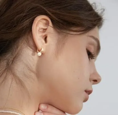 Vista 4 de VENOCO Pendientes de perlas delicadas para mujer, aretes de perlas barrocas de oro, aretes de aro de perlas elegantes de plata para novia