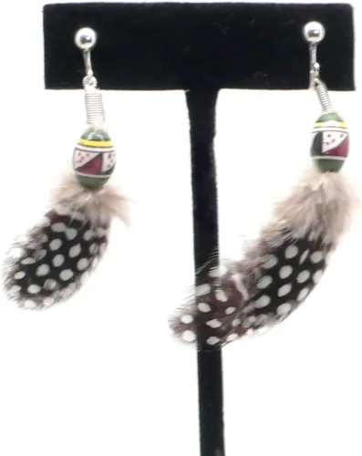 Vista 5 de Natural Feather Ethnic Fusion Earrings Peruvian Ceramic Green Yellow Black