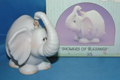 Vista 3 de Precious Moments Figuras de elefante "Duchas de bendiciones